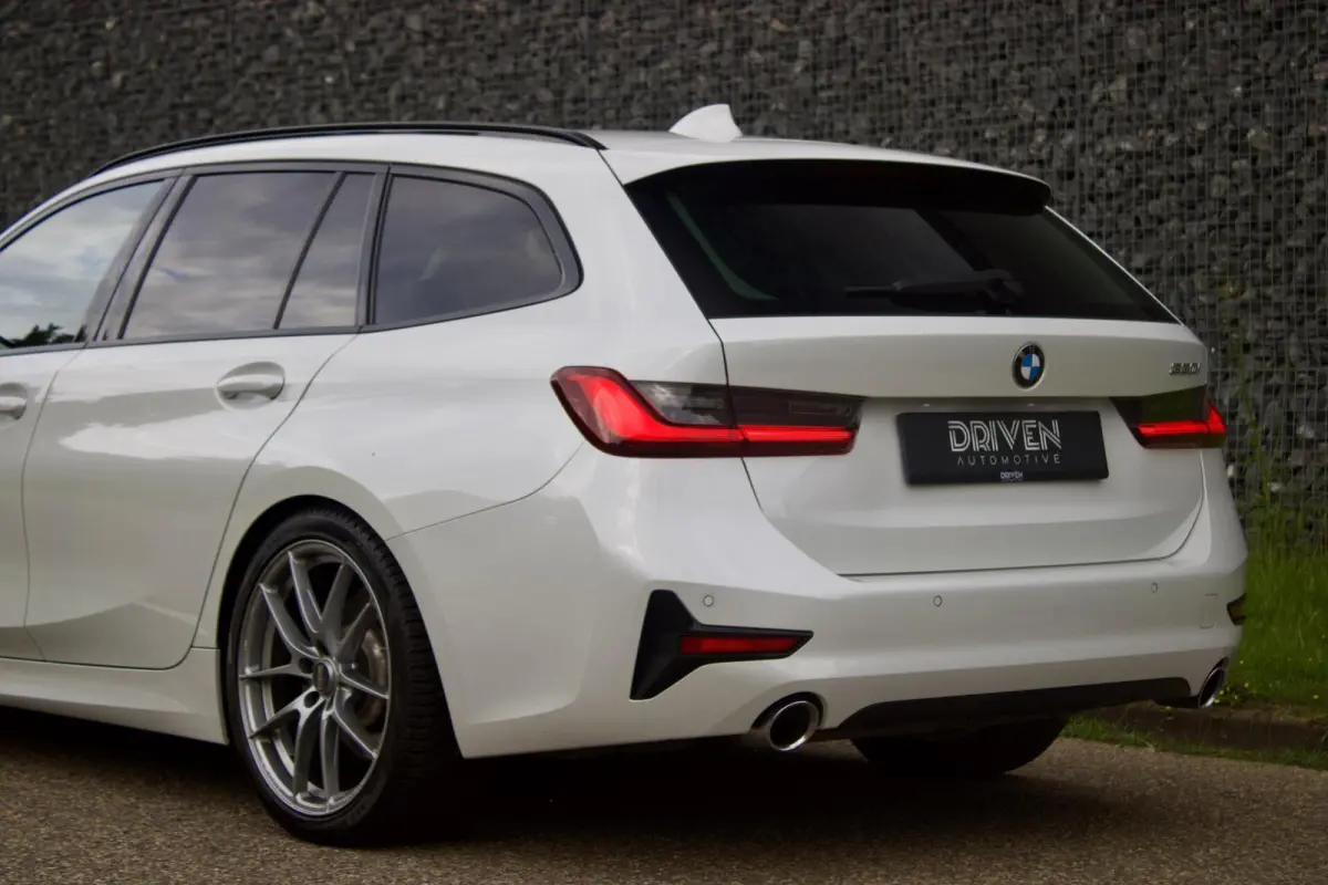 BMW 330i Touring|Pano - Parelmoer Wit - Live Cockpit - 1 Eig