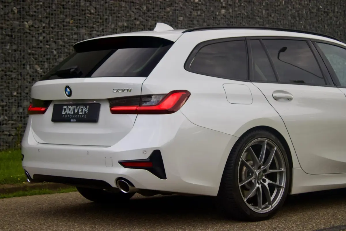 BMW 330i Touring|Pano - Parelmoer Wit - Live Cockpit - 1 Eig