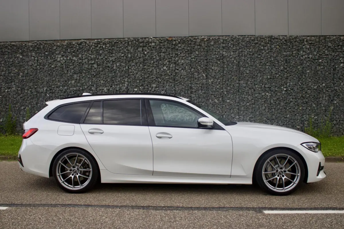 BMW 330i Touring|Pano - Parelmoer Wit - Live Cockpit - 1 Eig