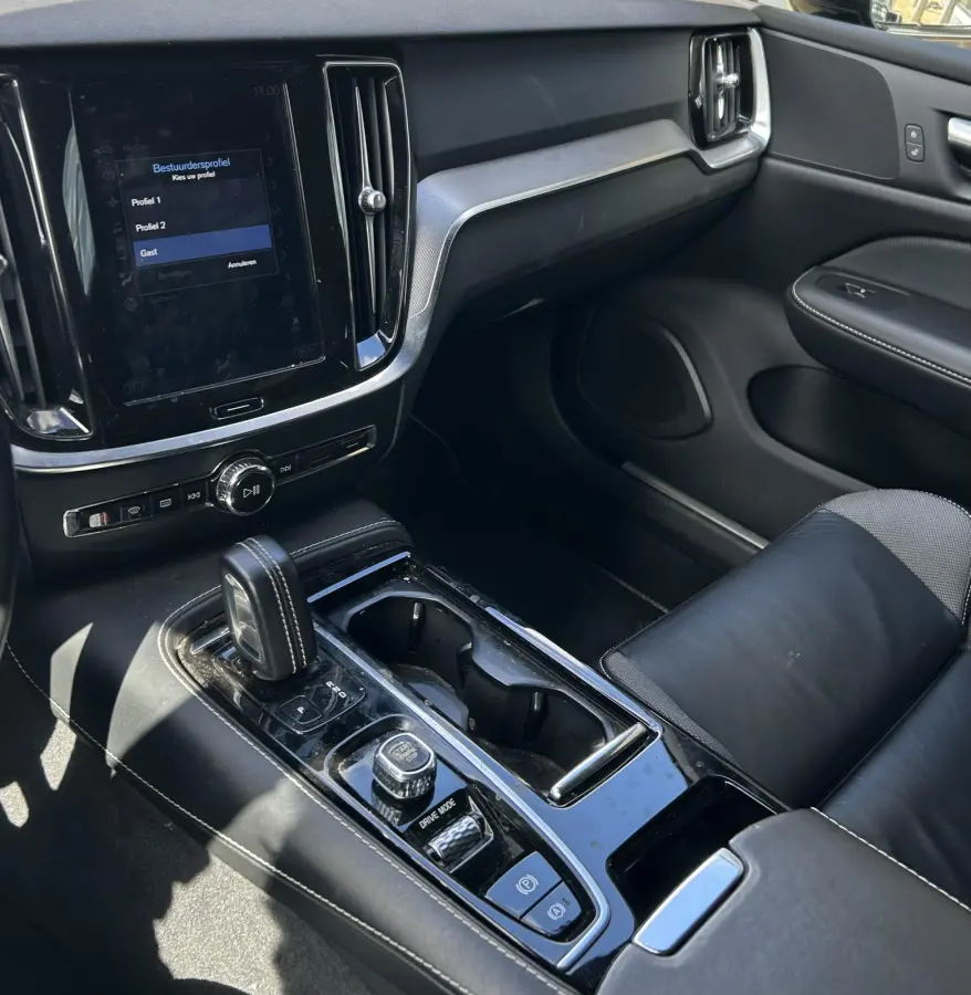 2.0 T8 Twin Engine AWD R-Design 331PK | Achteruitrijcamera | Elektrische Trekhaak | Nieuwe APK | LED | Carplay | Lederen Bekleding | Elektrisch Bestuurdersstoel met Geheugen | Elektrisch Ver