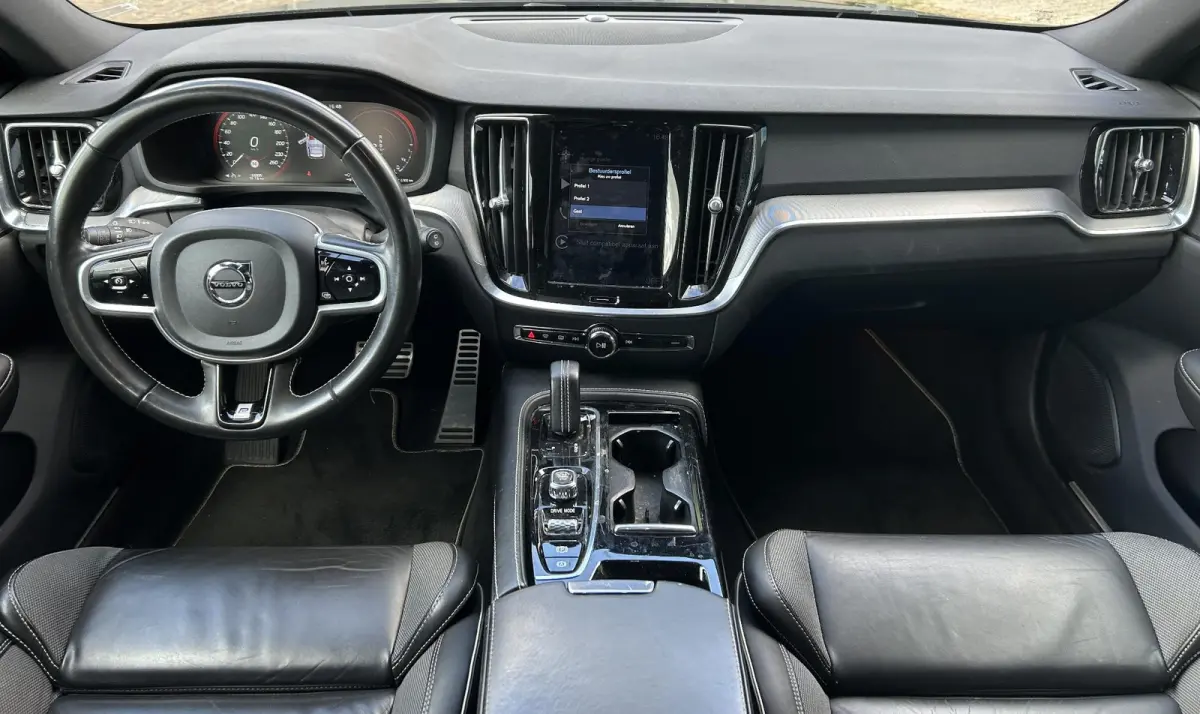 2.0 T8 Twin Engine AWD R-Design 331PK | Achteruitrijcamera | Elektrische Trekhaak | Nieuwe APK | LED | Carplay | Lederen Bekleding | Elektrisch Bestuurdersstoel met Geheugen | Elektrisch Ver