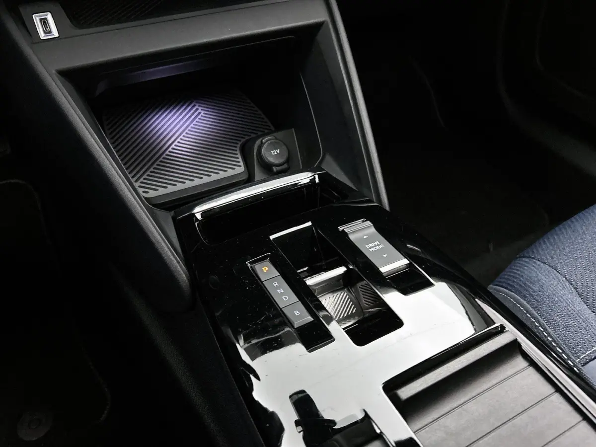Shine 136pk 50 kWh Automaat | 1ste Eigenaar | Head-Up Display | Navigatie | Winter-Pakket | Climate Control | Adaptieve Cruise Control | Camera | full-LED | 18"LMV |