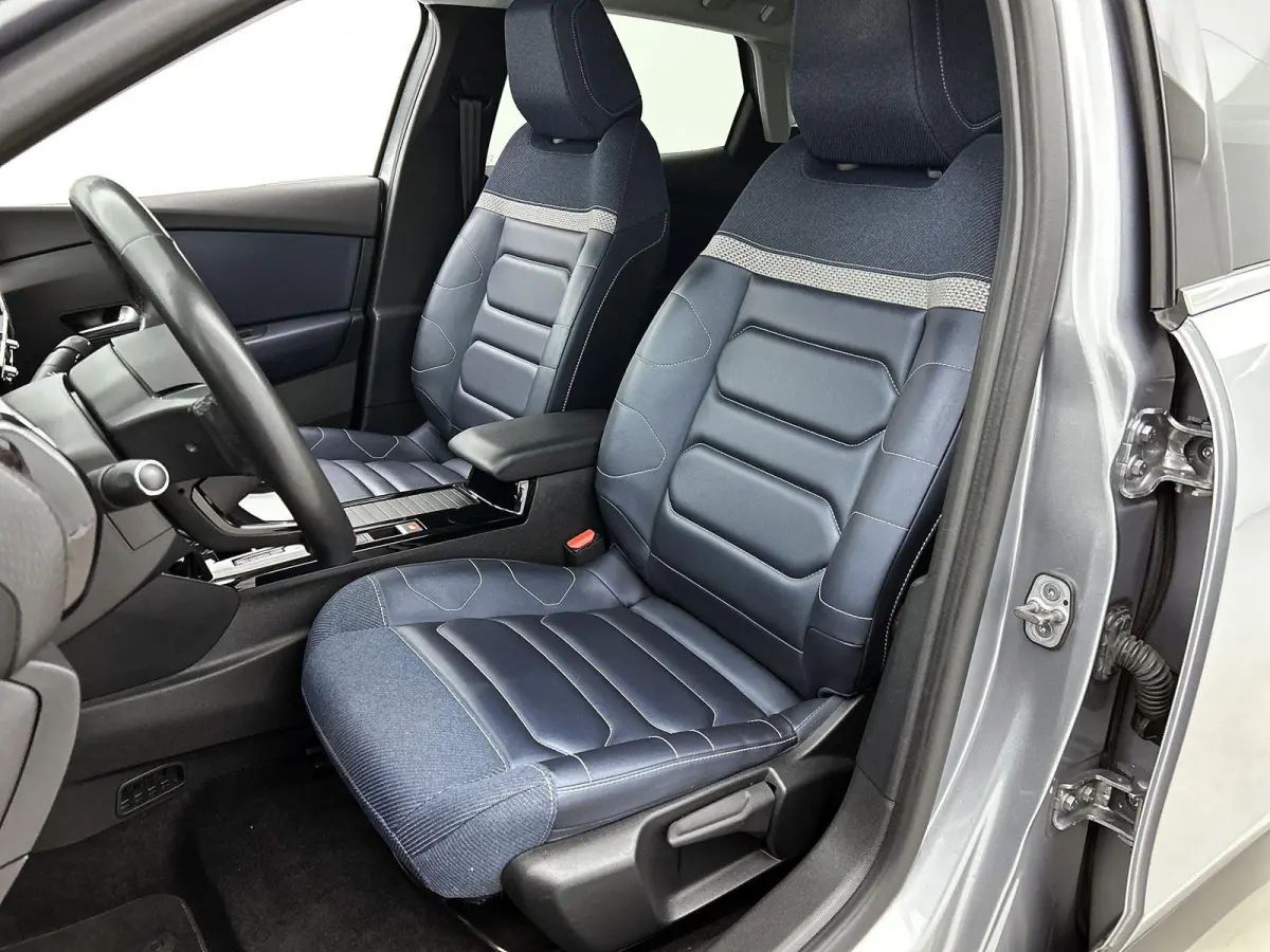 Shine 136pk 50 kWh Automaat | 1ste Eigenaar | Head-Up Display | Navigatie | Winter-Pakket | Climate Control | Adaptieve Cruise Control | Camera | full-LED | 18"LMV |
