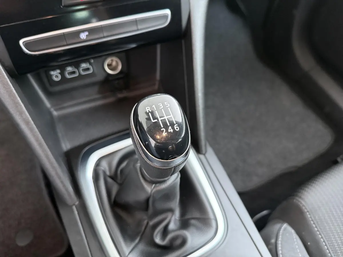 TCe 140 GPF Business Zen | Trekhaak | Parkeercamera | Navigatie |