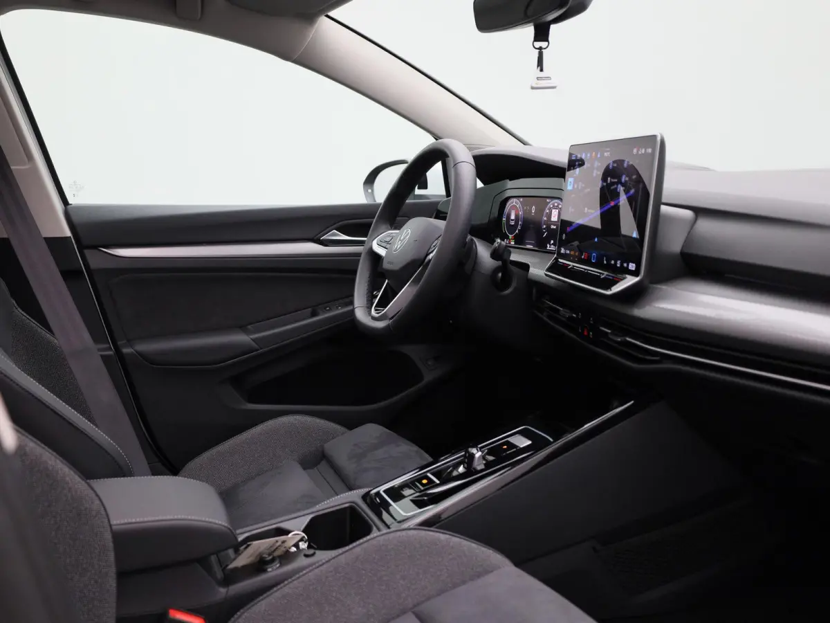 1.5 eHybrid Style Edition 204 PK| Panoramadak | Trekhaak | Navigatie | LED Matrix | Stoelverwarming | Stuurwielverwarming | Dodehoekdetectie