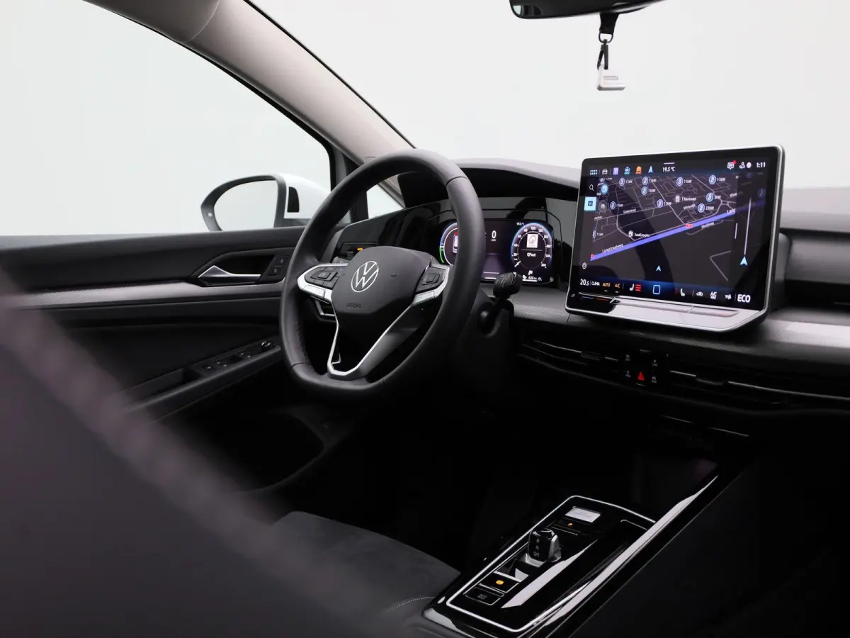 1.5 eHybrid Style Edition 204 PK| Panoramadak | Trekhaak | Navigatie | LED Matrix | Stoelverwarming | Stuurwielverwarming | Dodehoekdetectie