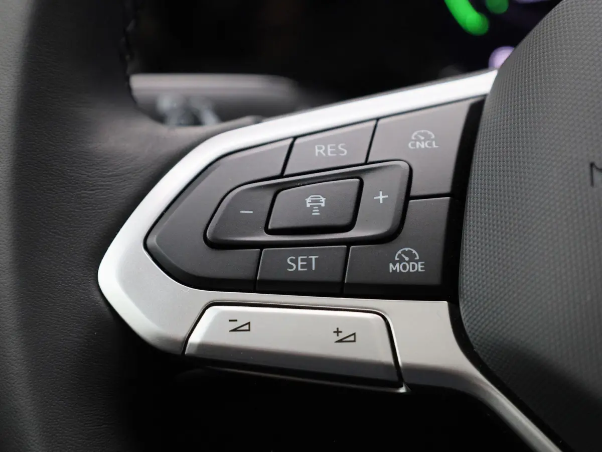1.5 eHybrid Style Edition 204 PK| Panoramadak | Trekhaak | Navigatie | LED Matrix | Stoelverwarming | Stuurwielverwarming | Dodehoekdetectie