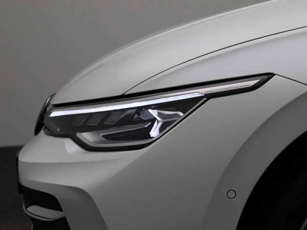 1.5 eHybrid Style Edition 204 PK| Panoramadak | Trekhaak | Navigatie | LED Matrix | Stoelverwarming | Stuurwielverwarming | Dodehoekdetectie