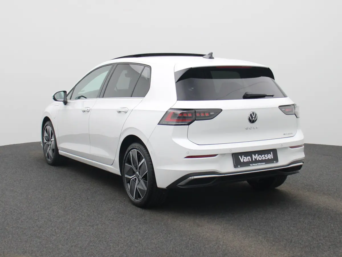 1.5 eHybrid Style Edition 204 PK| Panoramadak | Trekhaak | Navigatie | LED Matrix | Stoelverwarming | Stuurwielverwarming | Dodehoekdetectie