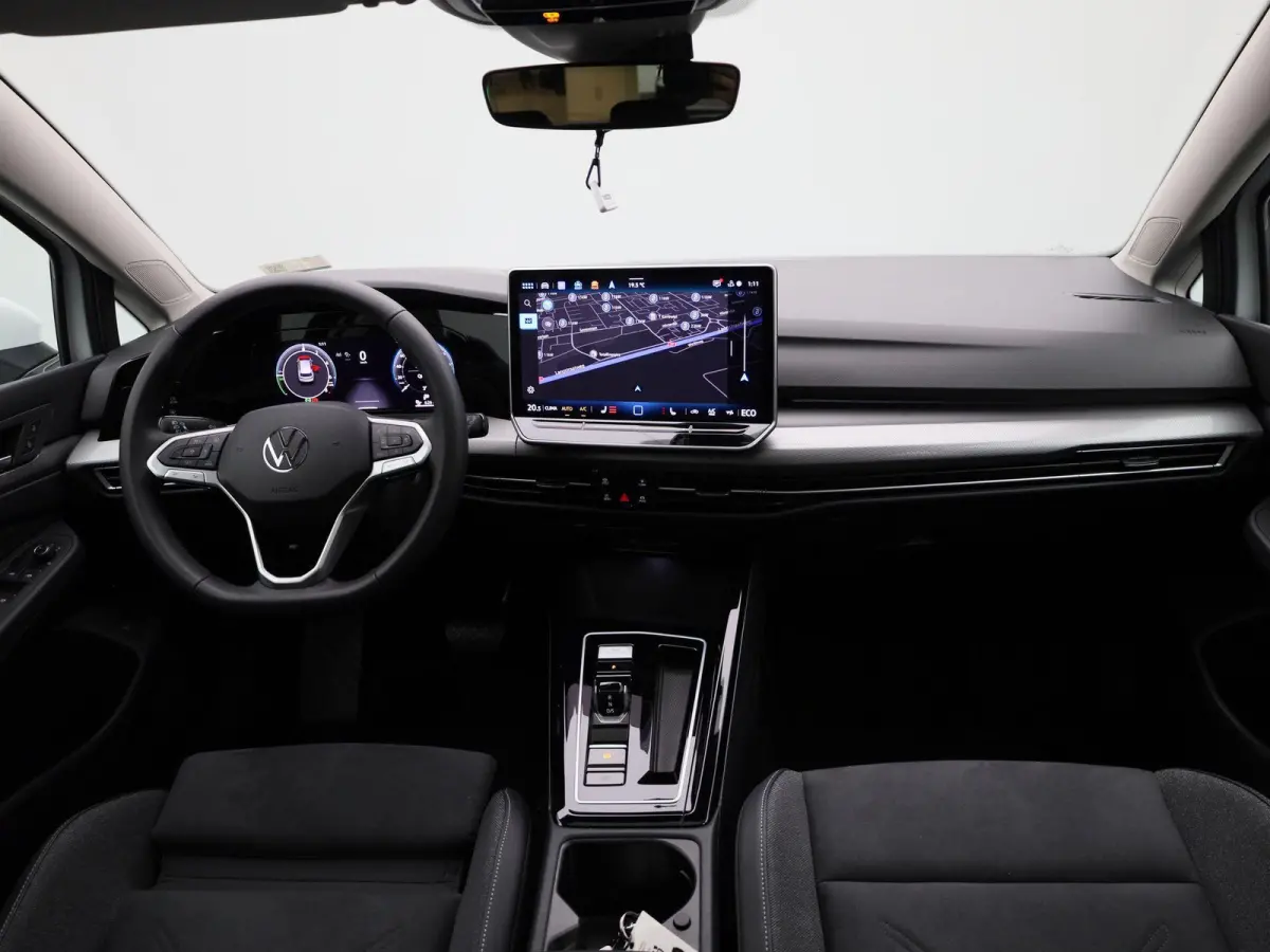 1.5 eHybrid Style Edition 204 PK| Panoramadak | Trekhaak | Navigatie | LED Matrix | Stoelverwarming | Stuurwielverwarming | Dodehoekdetectie
