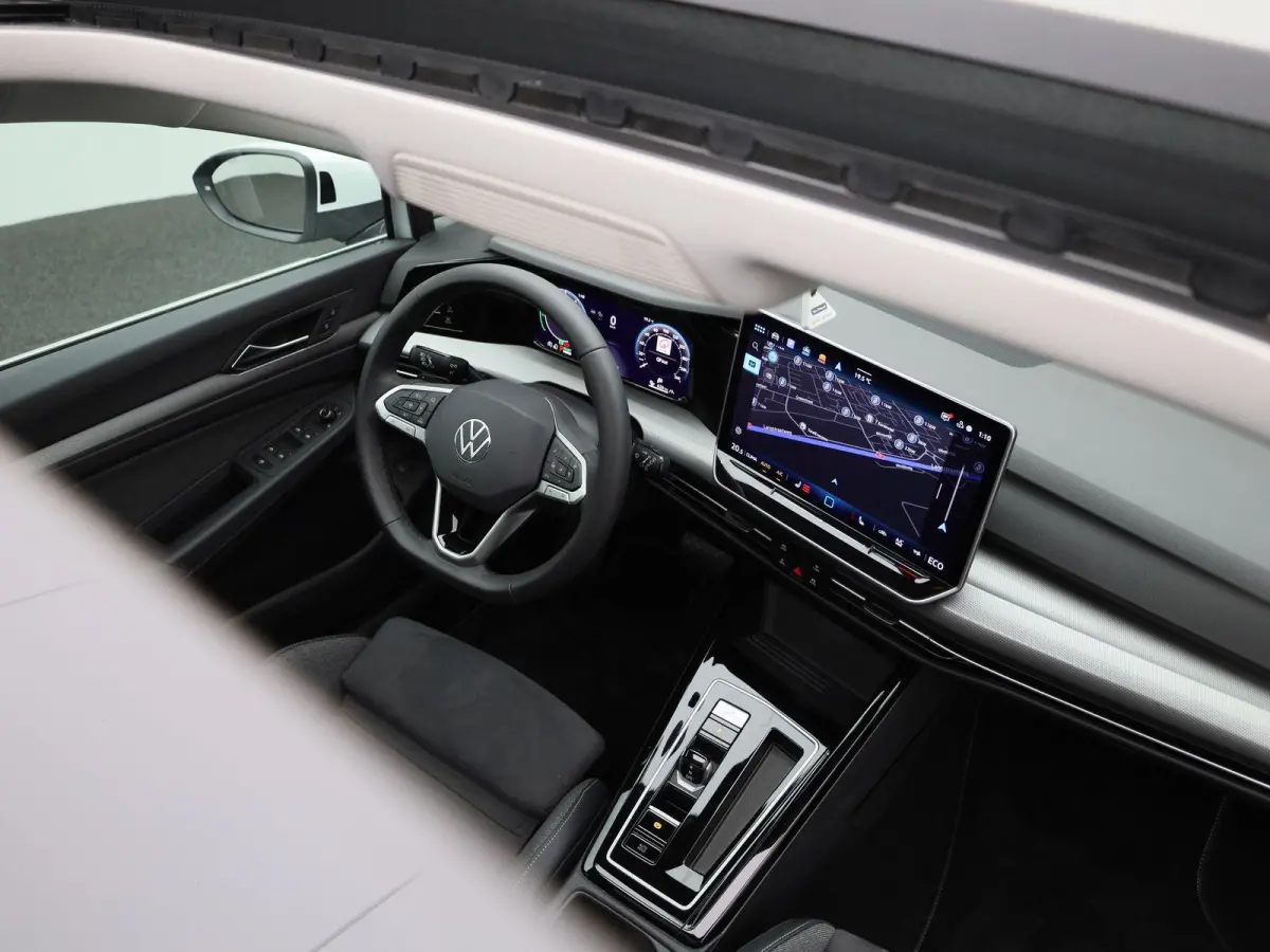 1.5 eHybrid Style Edition 204 PK| Panoramadak | Trekhaak | Navigatie | LED Matrix | Stoelverwarming | Stuurwielverwarming | Dodehoekdetectie