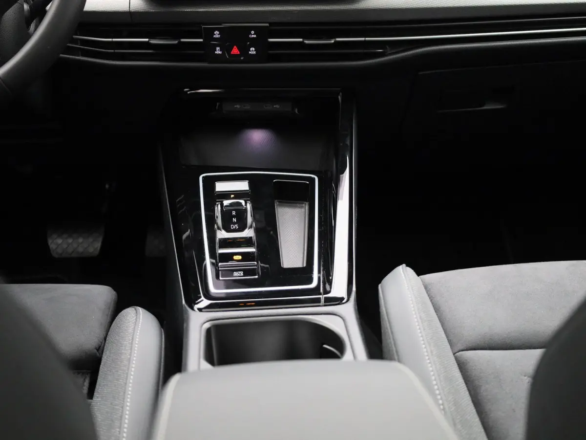 1.5 eHybrid Style Edition 204 PK| Panoramadak | Trekhaak | Navigatie | LED Matrix | Stoelverwarming | Stuurwielverwarming | Dodehoekdetectie