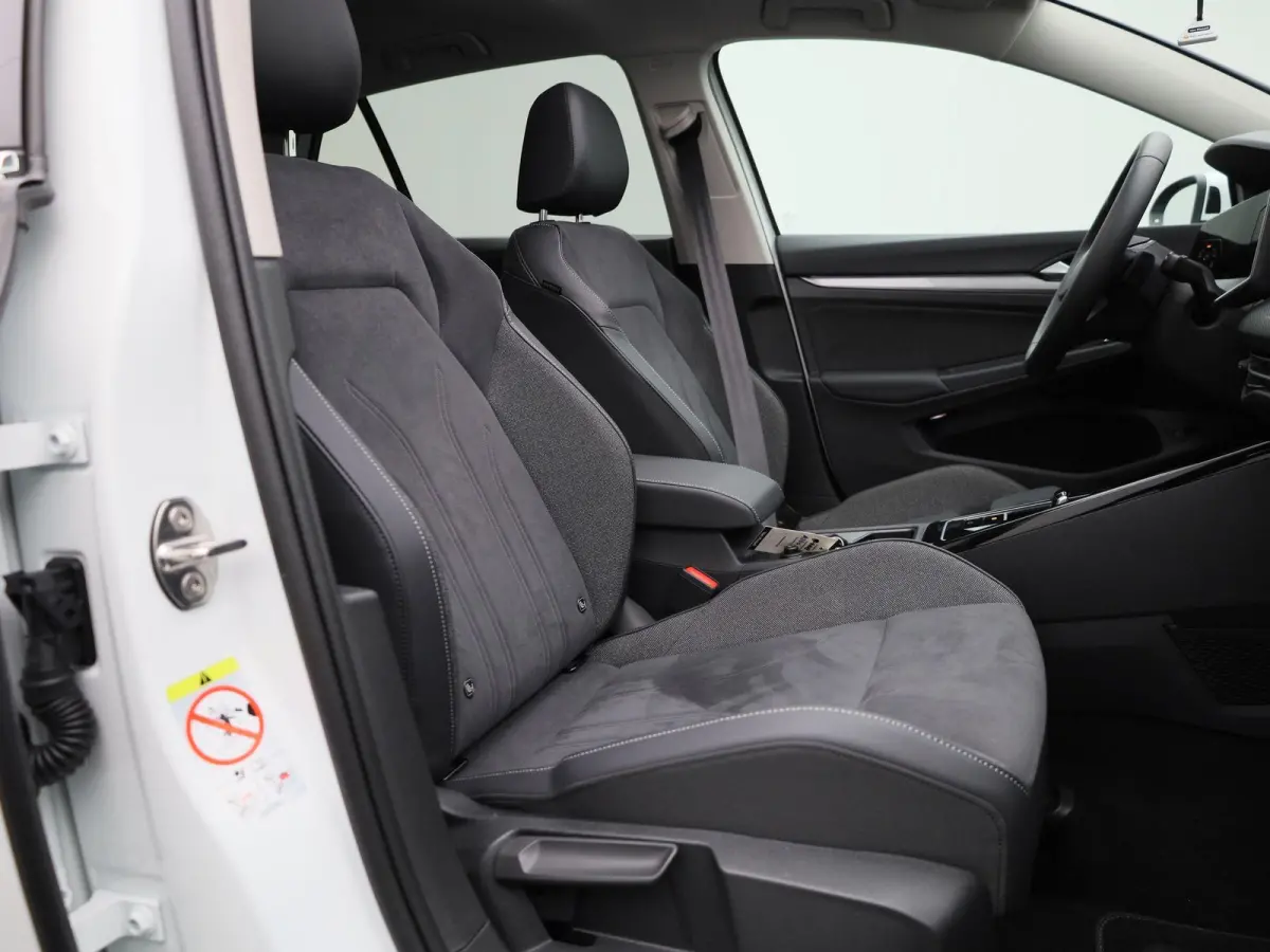 1.5 eHybrid Style Edition 204 PK| Panoramadak | Trekhaak | Navigatie | LED Matrix | Stoelverwarming | Stuurwielverwarming | Dodehoekdetectie