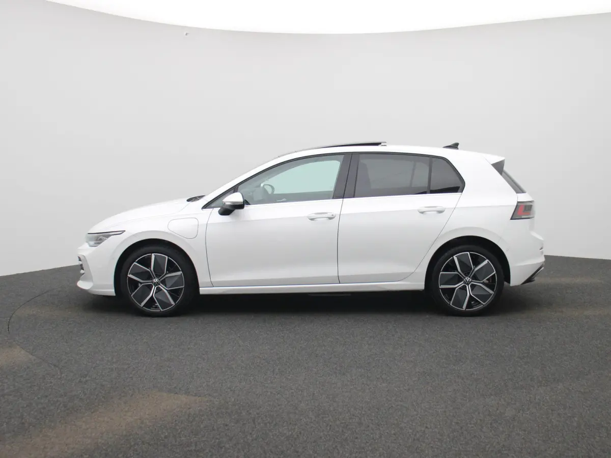 1.5 eHybrid Style Edition 204 PK| Panoramadak | Trekhaak | Navigatie | LED Matrix | Stoelverwarming | Stuurwielverwarming | Dodehoekdetectie