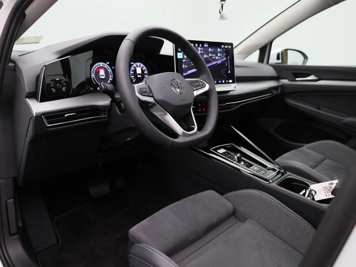 1.5 eHybrid Style Edition 204 PK| Panoramadak | Trekhaak | Navigatie | LED Matrix | Stoelverwarming | Stuurwielverwarming | Dodehoekdetectie