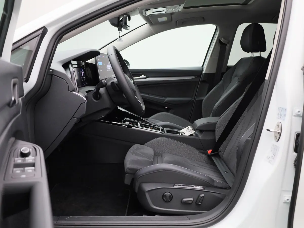 1.5 eHybrid Style Edition 204 PK| Panoramadak | Trekhaak | Navigatie | LED Matrix | Stoelverwarming | Stuurwielverwarming | Dodehoekdetectie