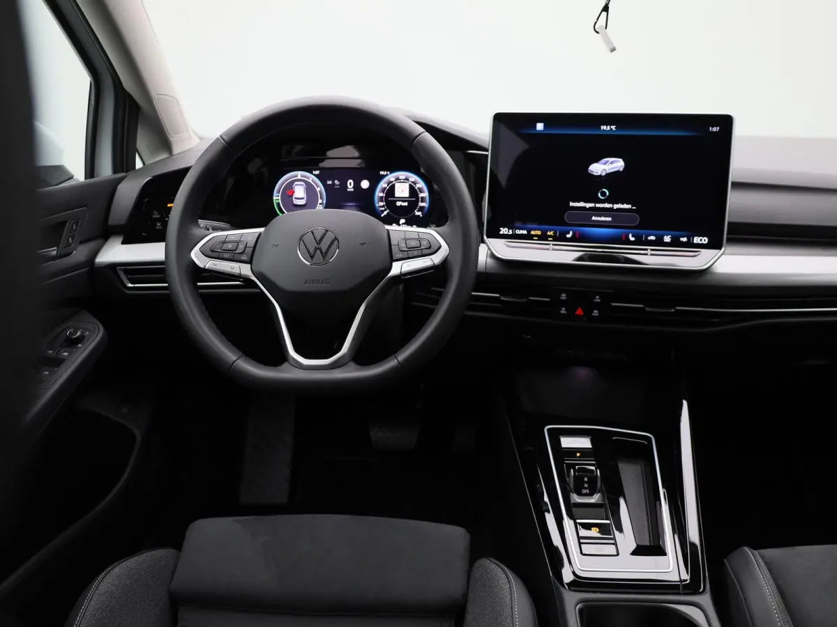 1.5 eHybrid Style Edition 204 PK| Panoramadak | Trekhaak | Navigatie | LED Matrix | Stoelverwarming | Stuurwielverwarming | Dodehoekdetectie