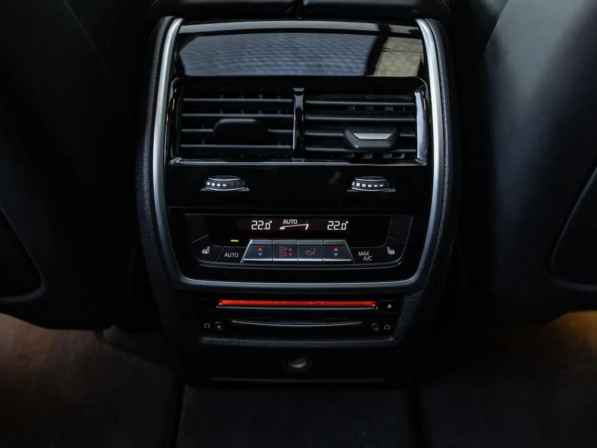 M Competition | M DRIVERS PACK | BOWERS & WILKINS | SOFTCLOSE | SKYLOUNGE PANORAMA/SCHUIF-KANTELDAK | STOELVENTILATIE | TV SCHERMEN ACHTER | NL GELEVERD | DEALER ONDERHOUDEN | CARBONZWART | 