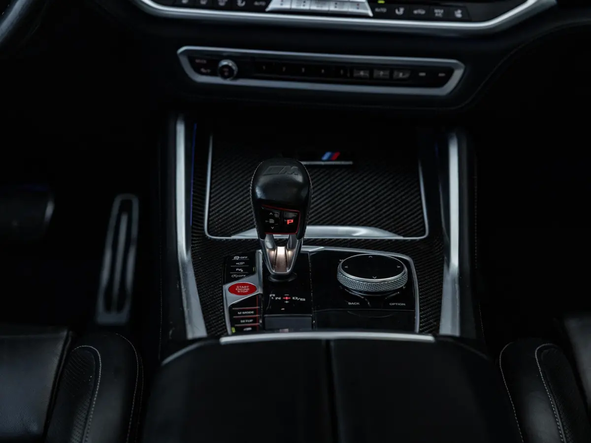 M Competition | M DRIVERS PACK | BOWERS & WILKINS | SOFTCLOSE | SKYLOUNGE PANORAMA/SCHUIF-KANTELDAK | STOELVENTILATIE | TV SCHERMEN ACHTER | NL GELEVERD | DEALER ONDERHOUDEN | CARBONZWART | 