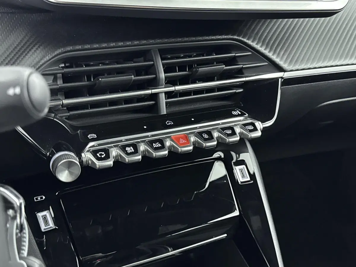 1.2 100pk Allure | Digitale cockpit | Climate control | Parkeersensoren | Lichtmetalen velgen | Apple CarPlay/Android Auto |