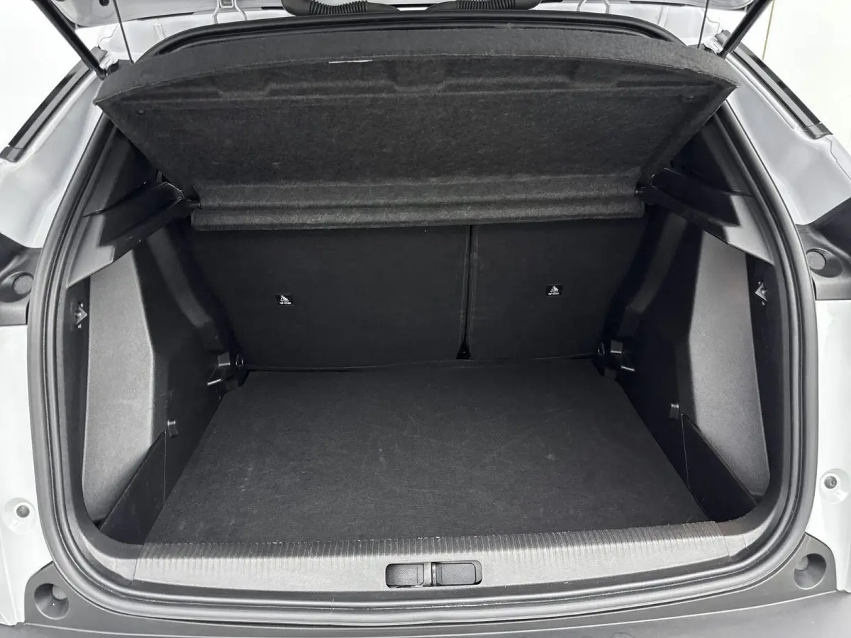 1.2 100pk Allure | Digitale cockpit | Climate control | Parkeersensoren | Lichtmetalen velgen | Apple CarPlay/Android Auto |