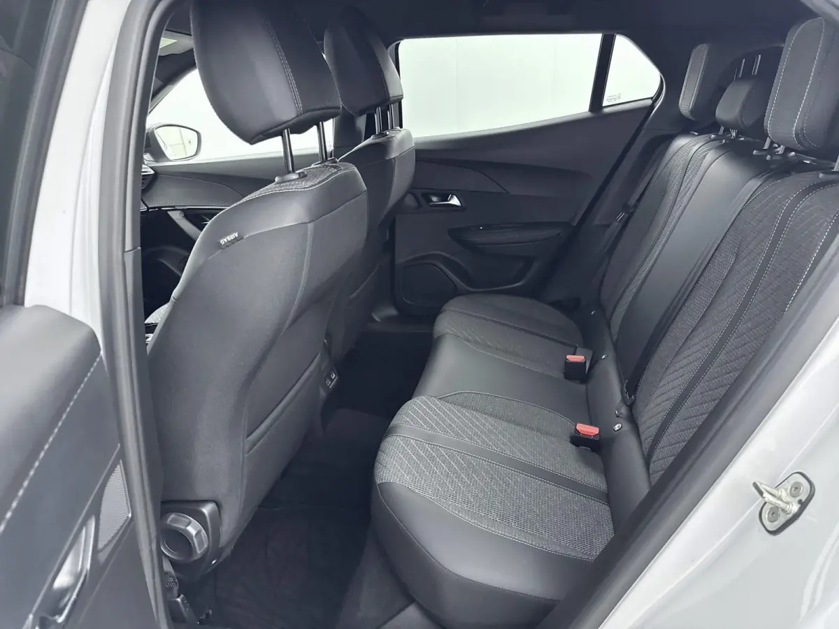 1.2 100pk Allure | Digitale cockpit | Climate control | Parkeersensoren | Lichtmetalen velgen | Apple CarPlay/Android Auto |