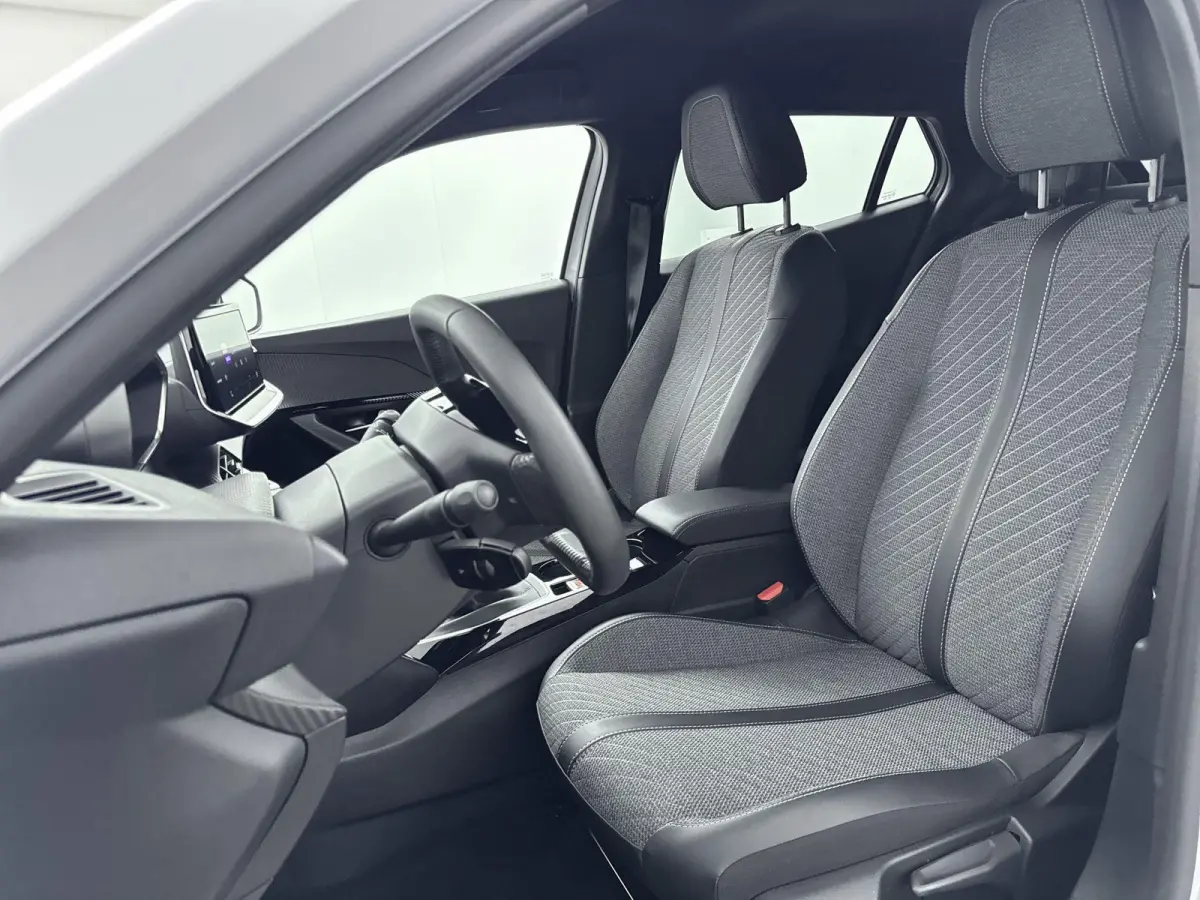1.2 100pk Allure | Digitale cockpit | Climate control | Parkeersensoren | Lichtmetalen velgen | Apple CarPlay/Android Auto |