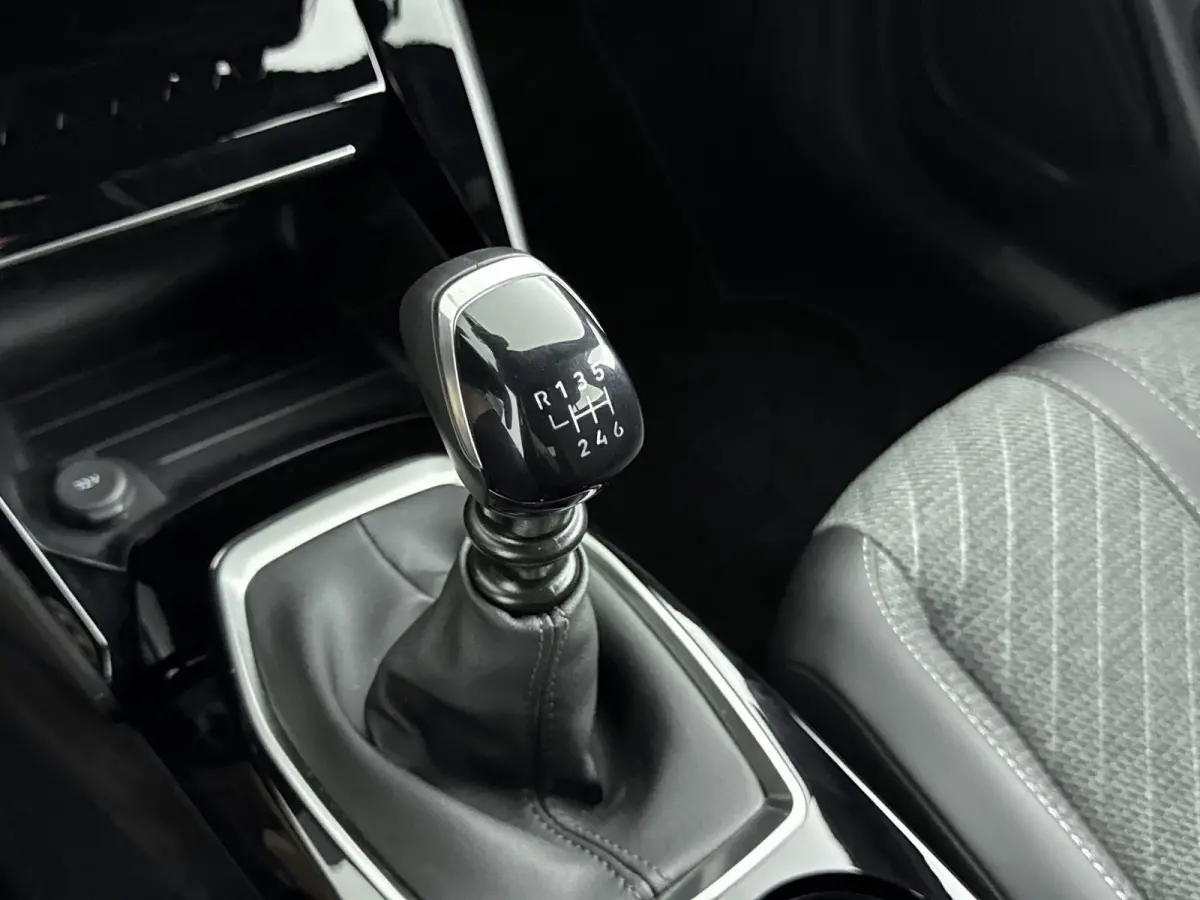 1.2 100pk Allure | Digitale cockpit | Climate control | Parkeersensoren | Lichtmetalen velgen | Apple CarPlay/Android Auto |