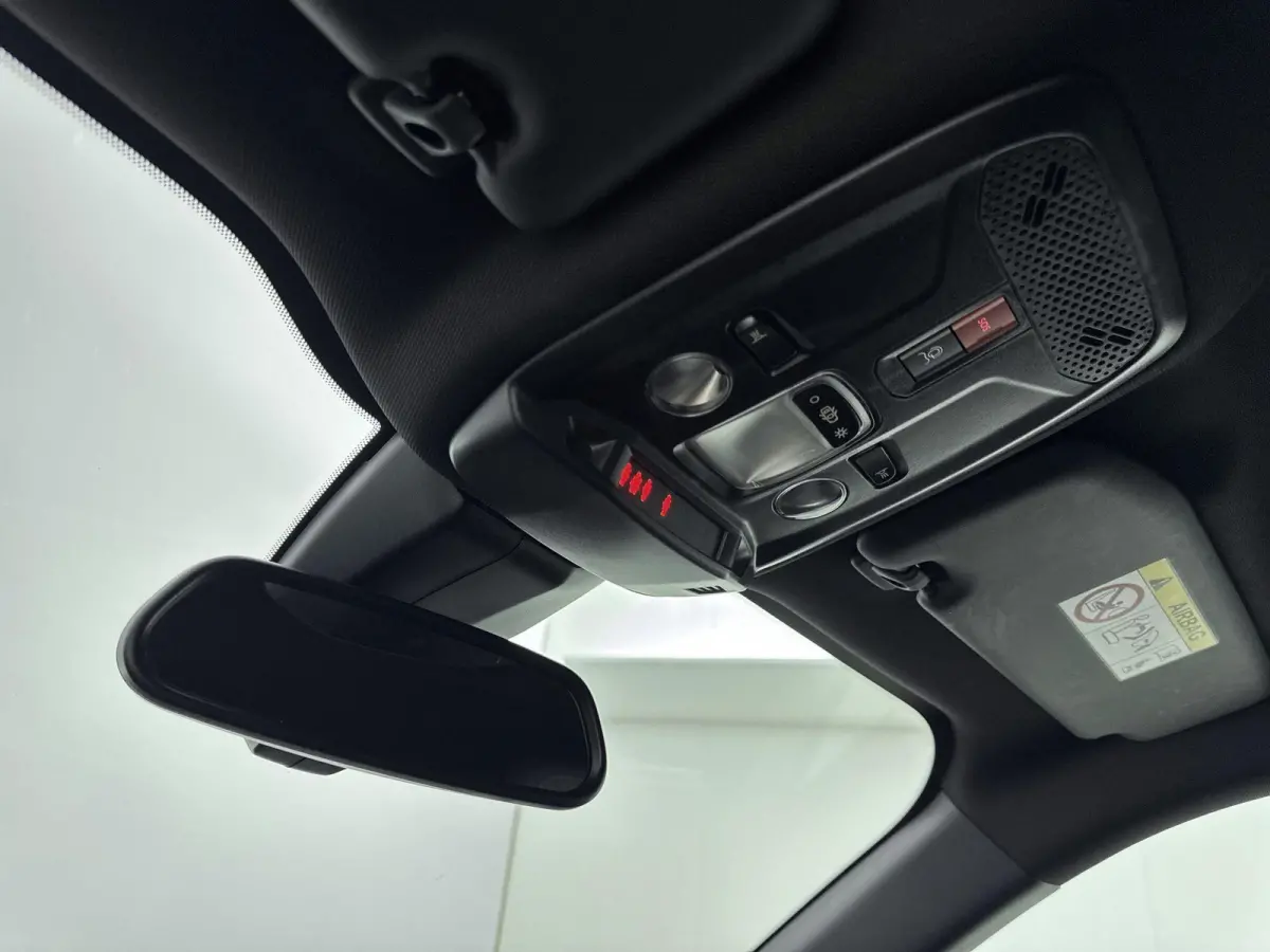1.2 100pk Allure | Digitale cockpit | Climate control | Parkeersensoren | Lichtmetalen velgen | Apple CarPlay/Android Auto |