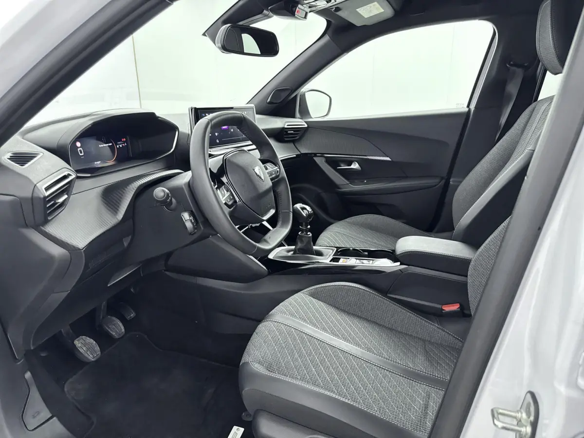 1.2 100pk Allure | Digitale cockpit | Climate control | Parkeersensoren | Lichtmetalen velgen | Apple CarPlay/Android Auto |