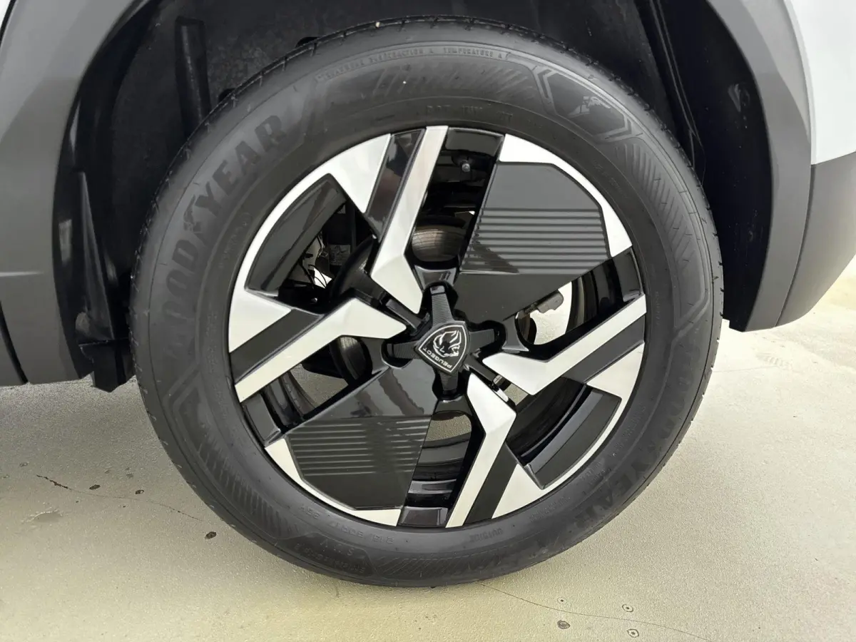 1.2 100pk Allure | Digitale cockpit | Climate control | Parkeersensoren | Lichtmetalen velgen | Apple CarPlay/Android Auto |