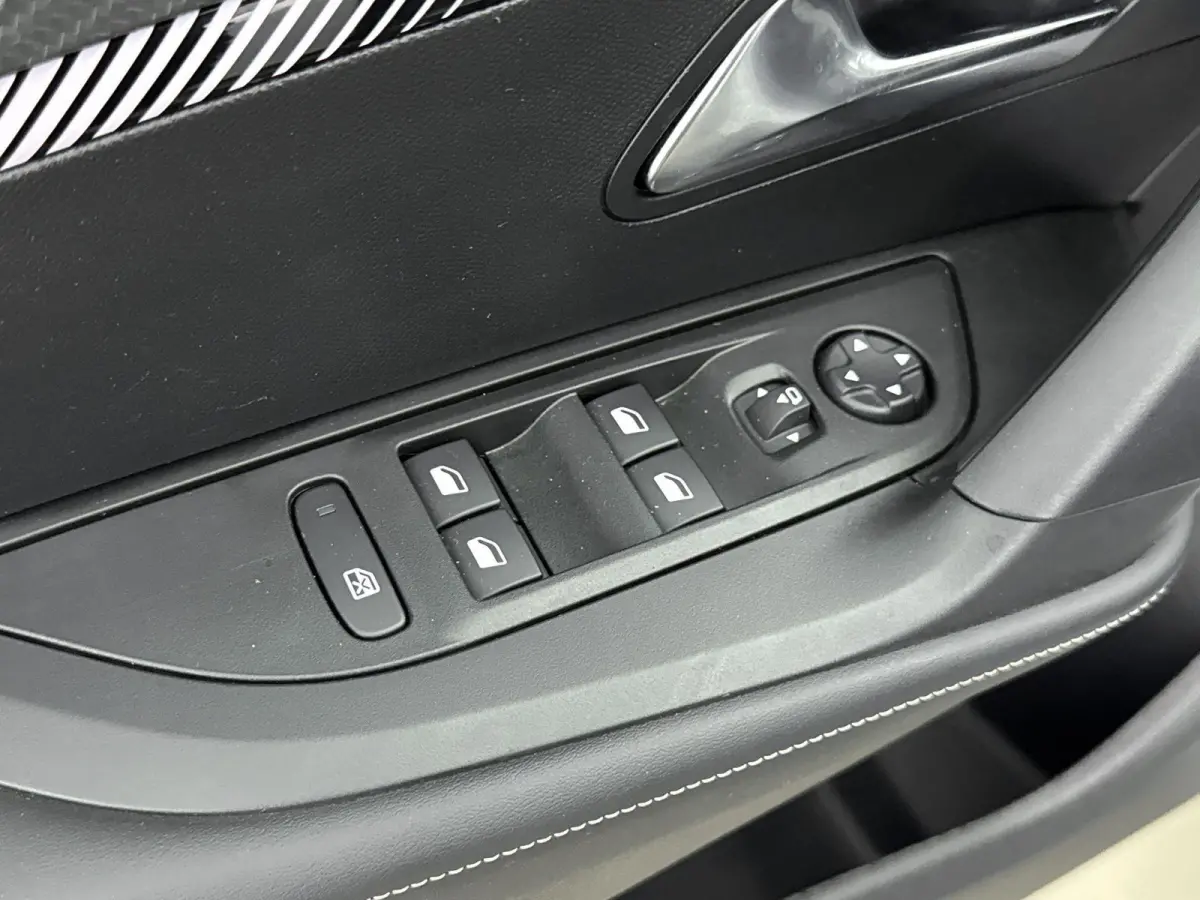 1.2 100pk Allure | Digitale cockpit | Climate control | Parkeersensoren | Lichtmetalen velgen | Apple CarPlay/Android Auto |