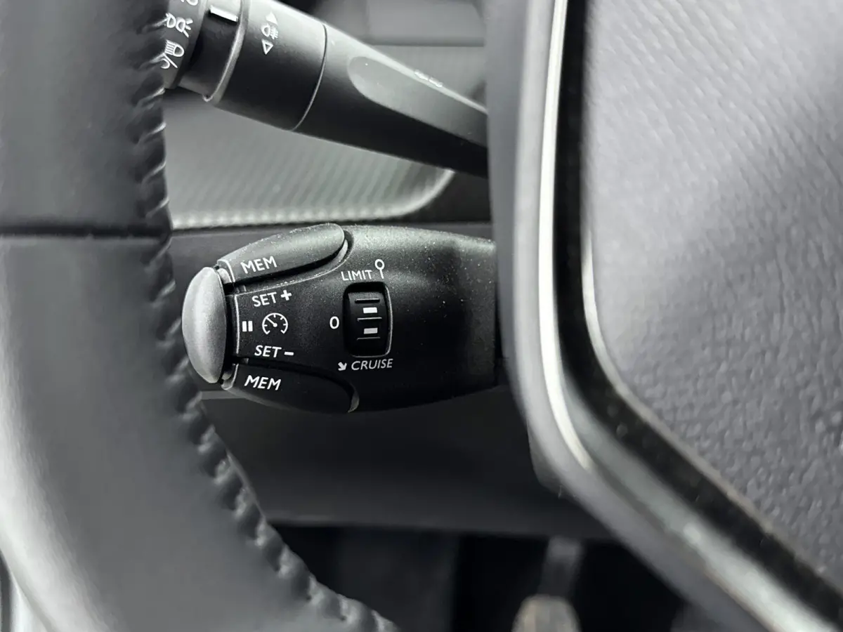 1.2 100pk Allure | Digitale cockpit | Climate control | Parkeersensoren | Lichtmetalen velgen | Apple CarPlay/Android Auto |