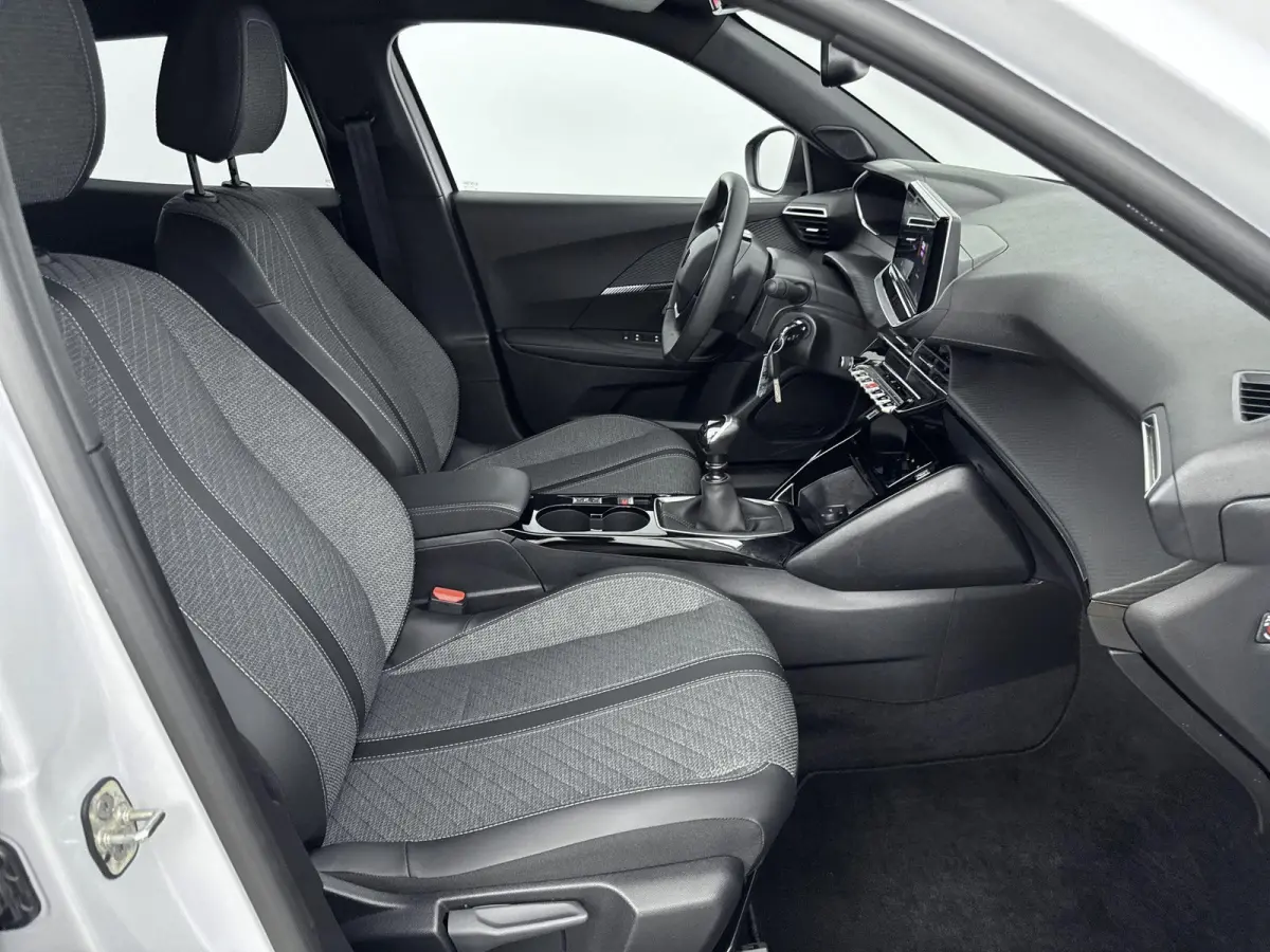 1.2 100pk Allure | Digitale cockpit | Climate control | Parkeersensoren | Lichtmetalen velgen | Apple CarPlay/Android Auto |