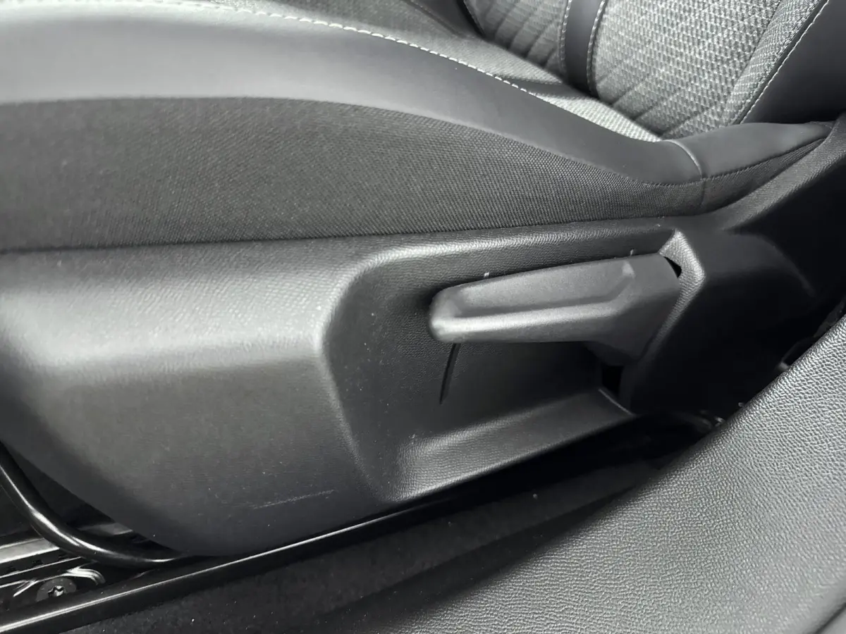 1.2 100pk Allure | Digitale cockpit | Climate control | Parkeersensoren | Lichtmetalen velgen | Apple CarPlay/Android Auto |