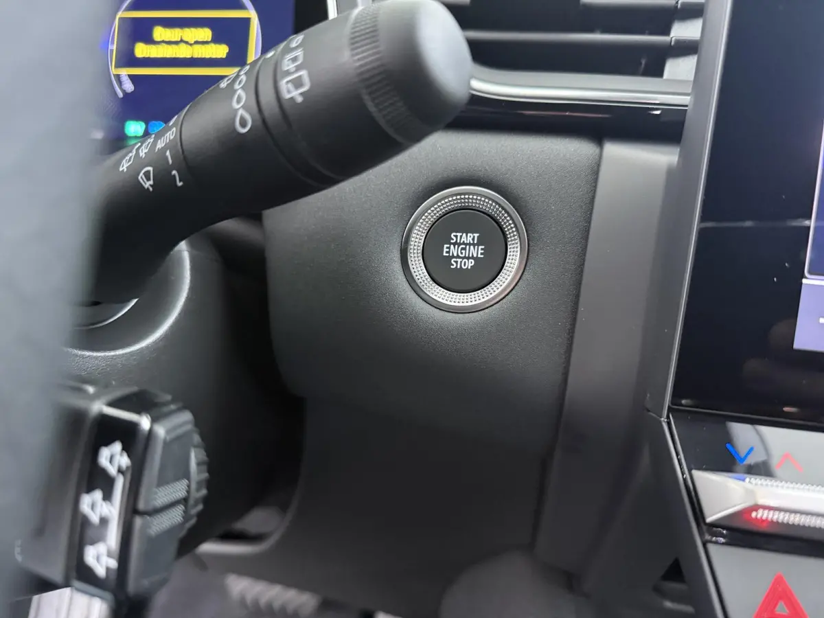 1.8 HEV First Edition | €3.000 Korting | Google Built-in NAVI | Around View Monitor | Elektrische achterklep met hands-free functie | 19-Inch lichtmetalen velgen | Verwarmbare voorstoelen 