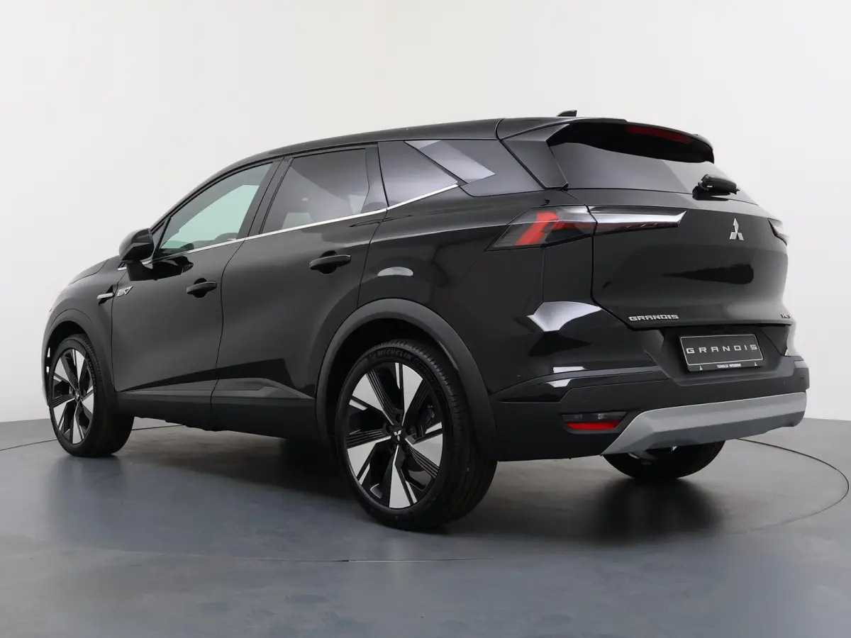 1.8 HEV First Edition | €3.000 Korting | Google Built-in NAVI | Around View Monitor | Elektrische achterklep met hands-free functie | 19-Inch lichtmetalen velgen | Verwarmbare voorstoelen 
