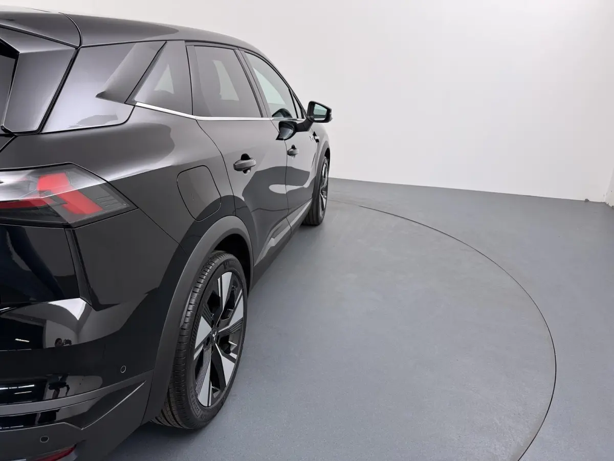 1.8 HEV First Edition | €3.000 Korting | Google Built-in NAVI | Around View Monitor | Elektrische achterklep met hands-free functie | 19-Inch lichtmetalen velgen | Verwarmbare voorstoelen 