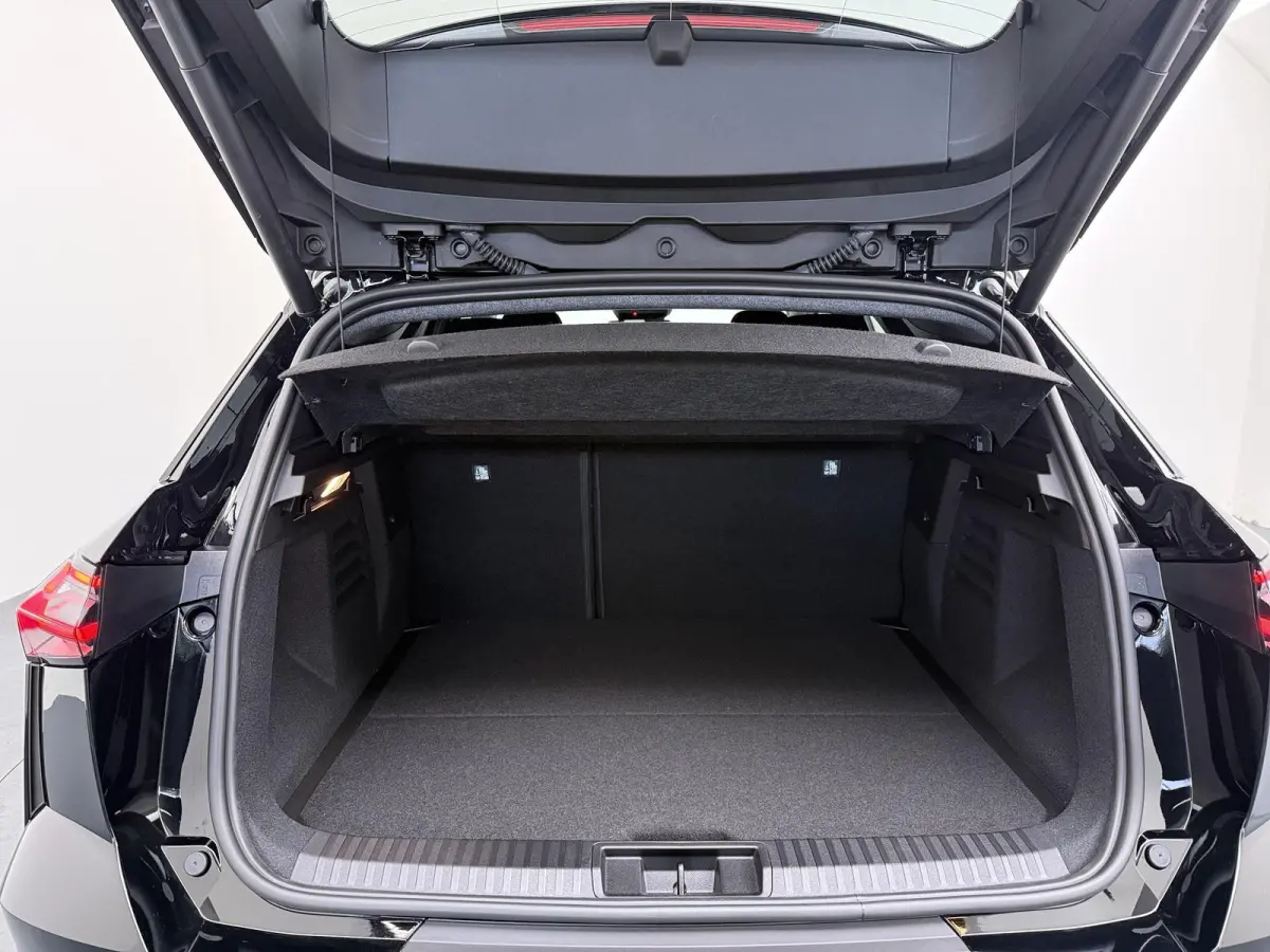 1.8 HEV First Edition | €3.000 Korting | Google Built-in NAVI | Around View Monitor | Elektrische achterklep met hands-free functie | 19-Inch lichtmetalen velgen | Verwarmbare voorstoelen 