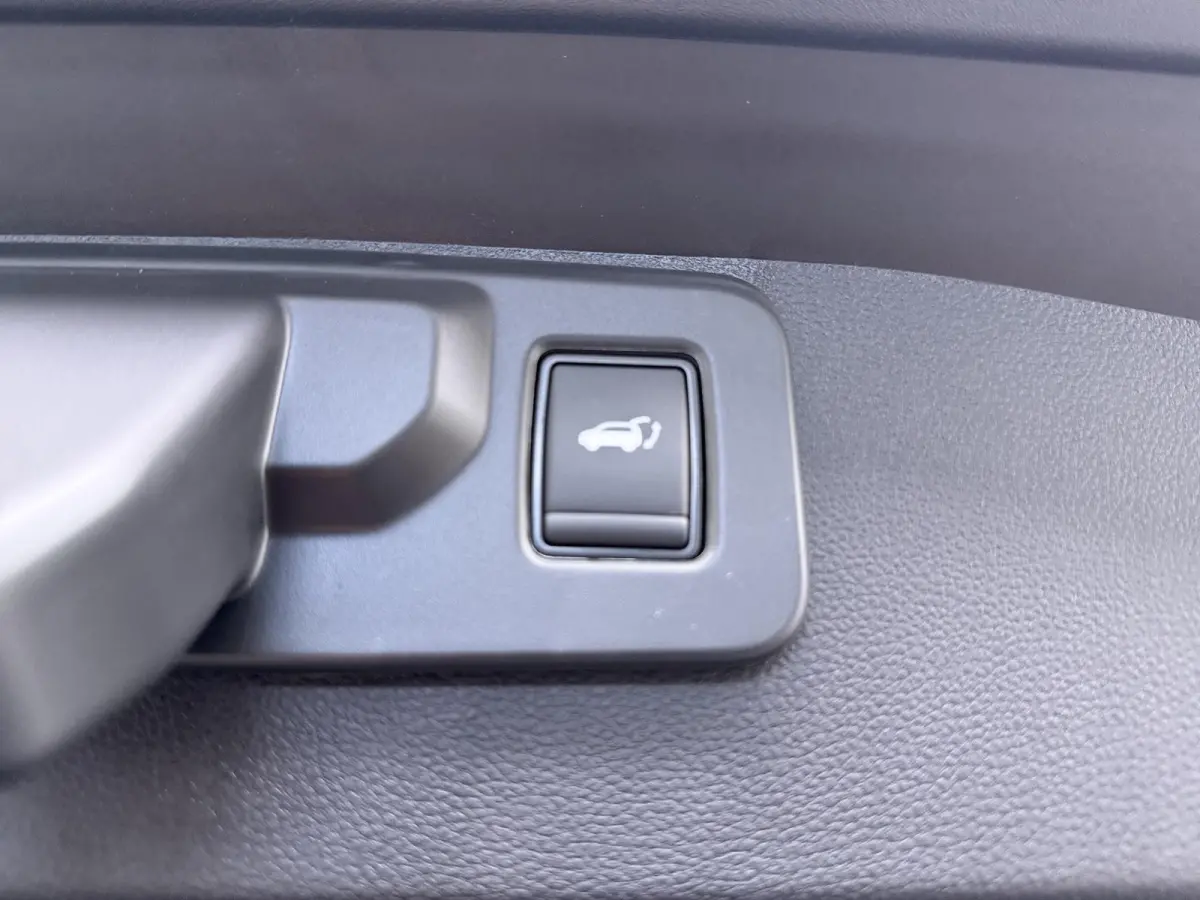 1.8 HEV First Edition | €3.000 Korting | Google Built-in NAVI | Around View Monitor | Elektrische achterklep met hands-free functie | 19-Inch lichtmetalen velgen | Verwarmbare voorstoelen 