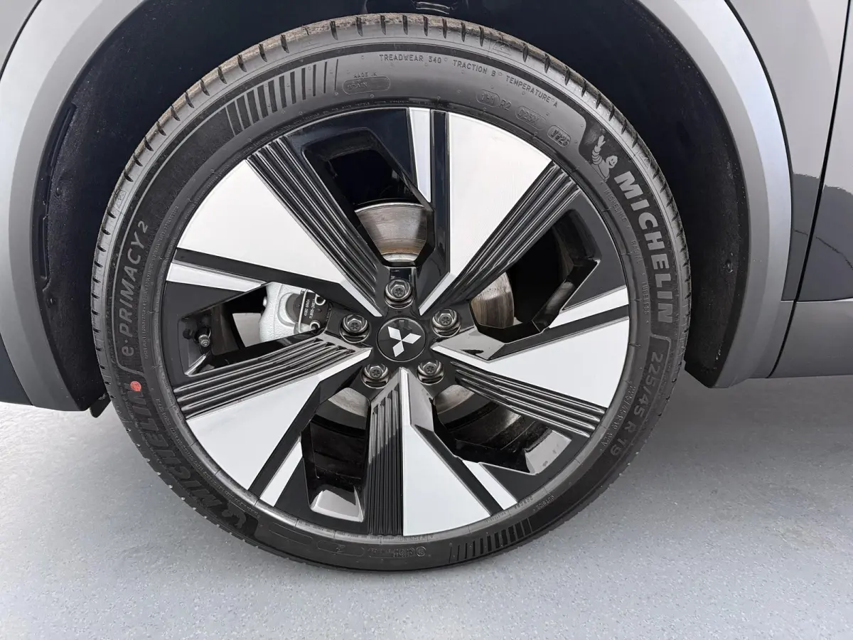 1.8 HEV First Edition | €3.000 Korting | Google Built-in NAVI | Around View Monitor | Elektrische achterklep met hands-free functie | 19-Inch lichtmetalen velgen | Verwarmbare voorstoelen 