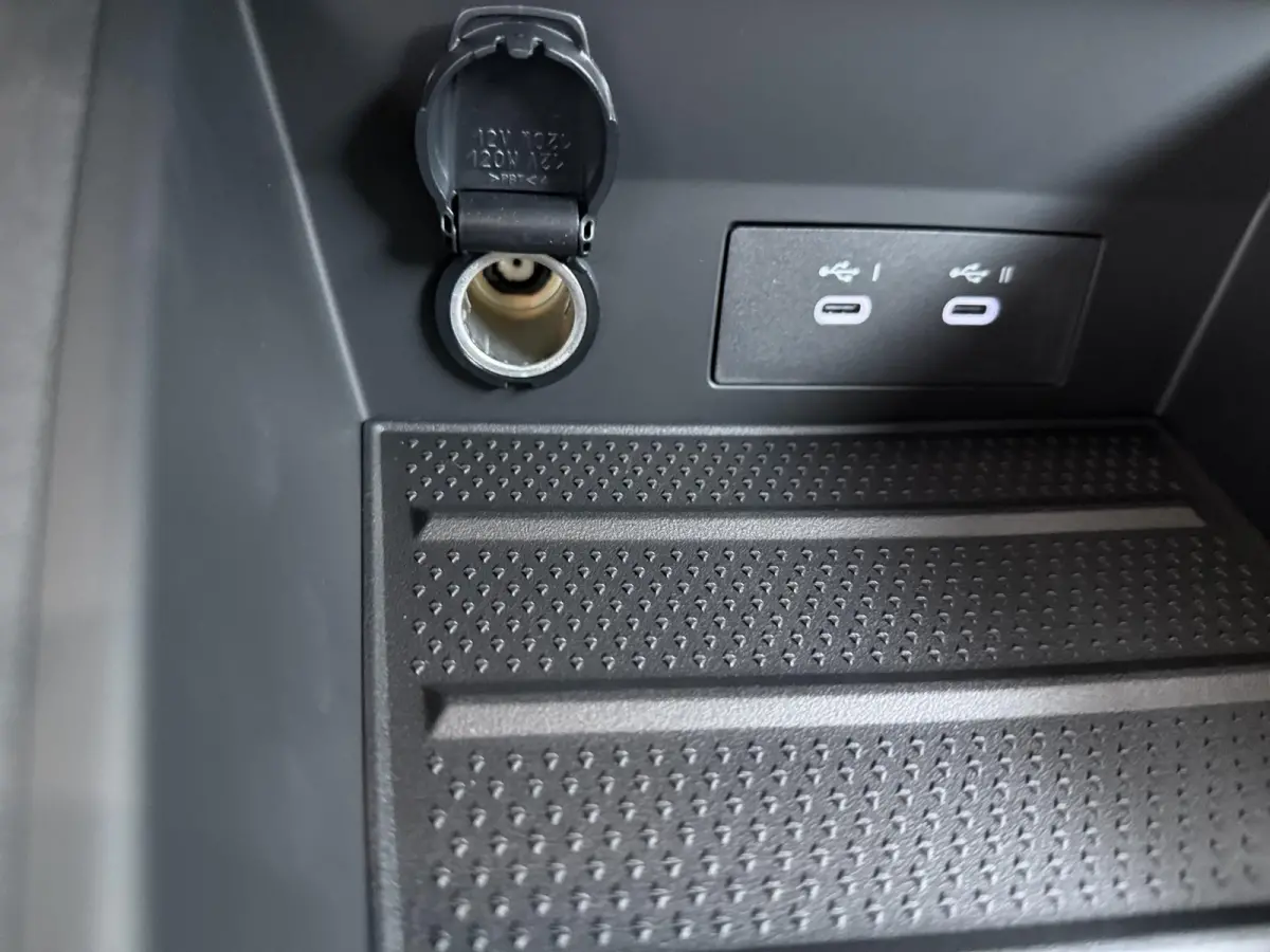 1.8 HEV First Edition | €3.000 Korting | Google Built-in NAVI | Around View Monitor | Elektrische achterklep met hands-free functie | 19-Inch lichtmetalen velgen | Verwarmbare voorstoelen 