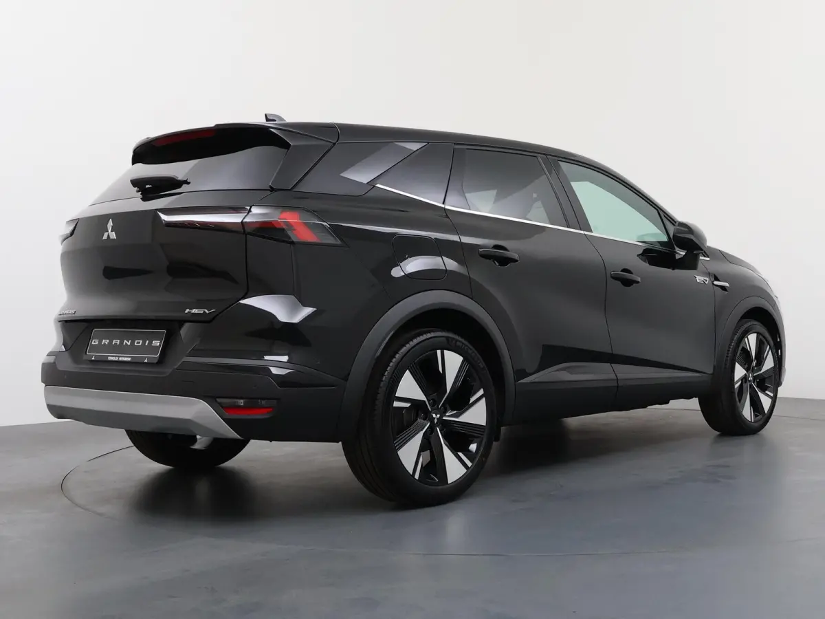 1.8 HEV First Edition | €3.000 Korting | Google Built-in NAVI | Around View Monitor | Elektrische achterklep met hands-free functie | 19-Inch lichtmetalen velgen | Verwarmbare voorstoelen 