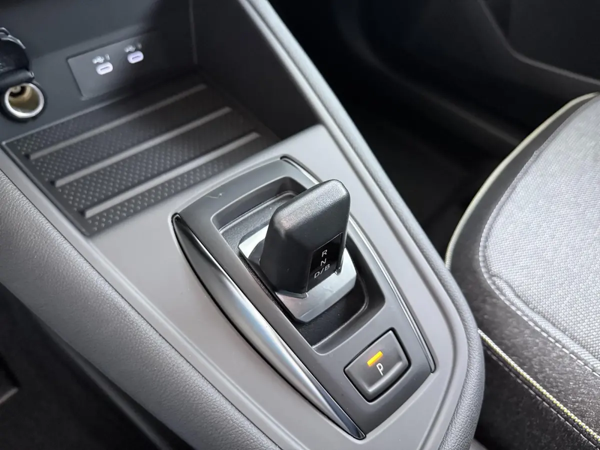 1.8 HEV First Edition | €3.000 Korting | Google Built-in NAVI | Around View Monitor | Elektrische achterklep met hands-free functie | 19-Inch lichtmetalen velgen | Verwarmbare voorstoelen 