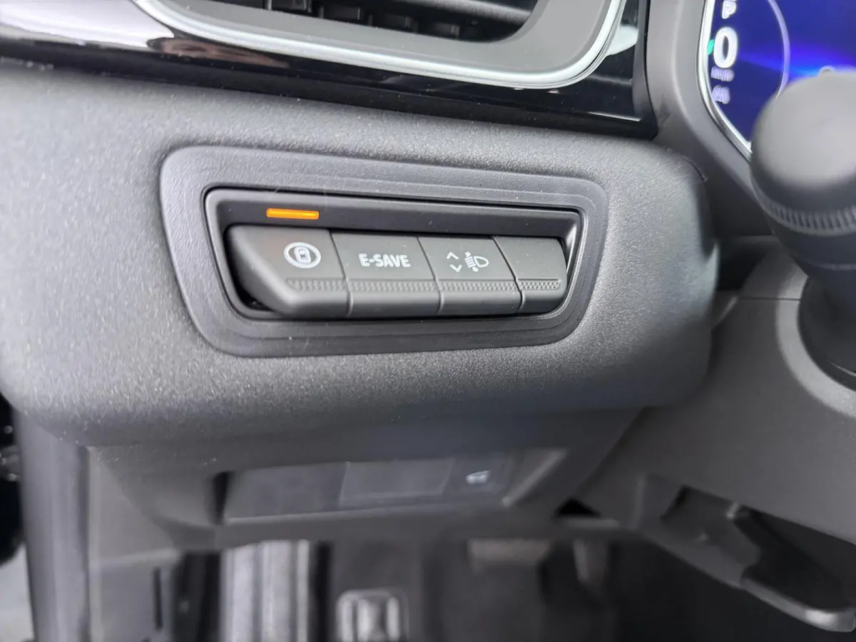 1.8 HEV First Edition | €3.000 Korting | Google Built-in NAVI | Around View Monitor | Elektrische achterklep met hands-free functie | 19-Inch lichtmetalen velgen | Verwarmbare voorstoelen 