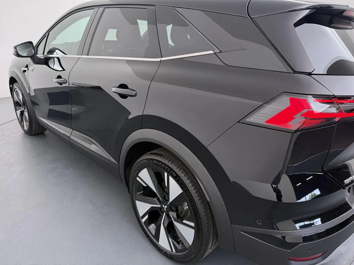 1.8 HEV First Edition | €3.000 Korting | Google Built-in NAVI | Around View Monitor | Elektrische achterklep met hands-free functie | 19-Inch lichtmetalen velgen | Verwarmbare voorstoelen 