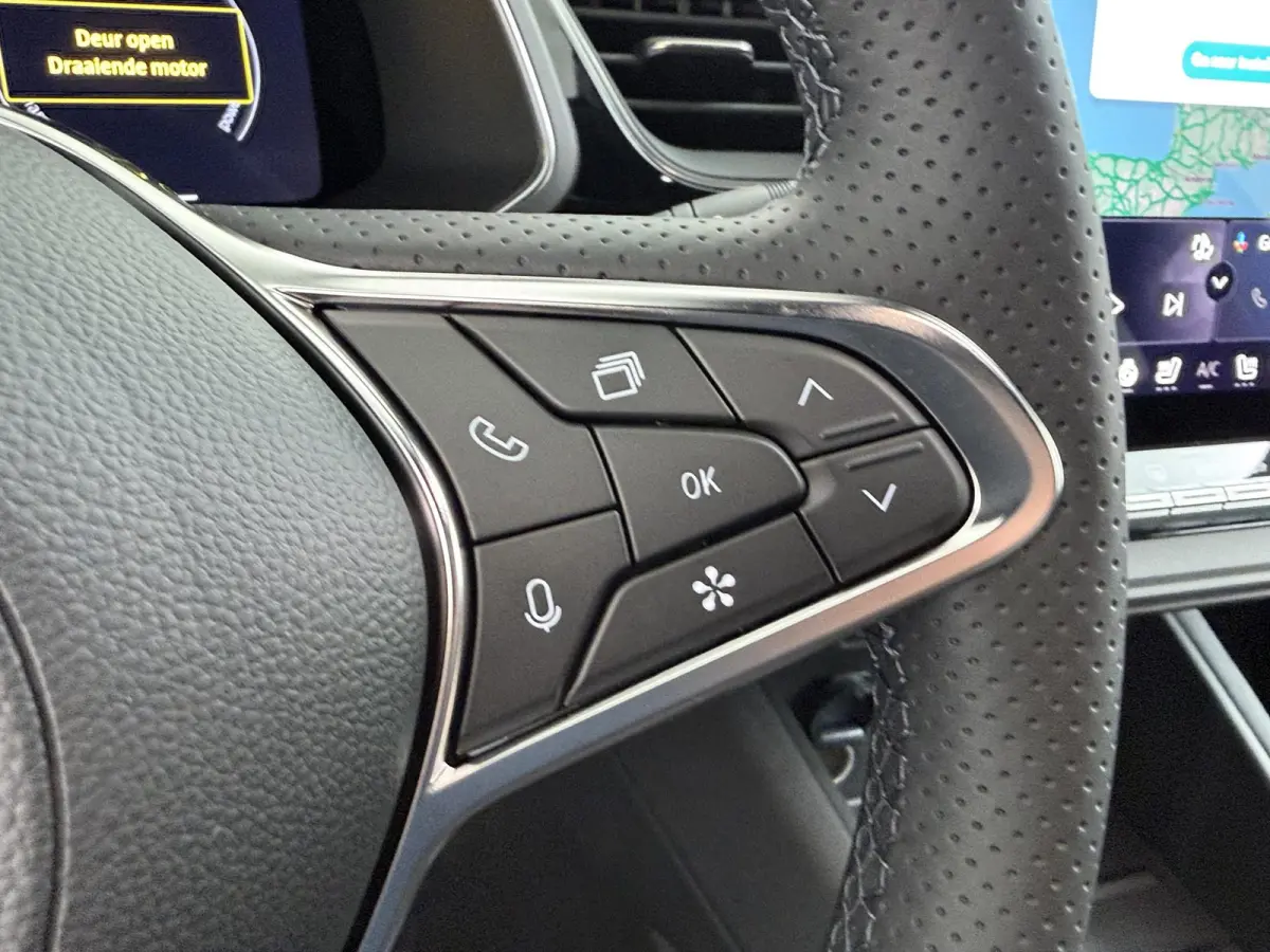 1.8 HEV First Edition | €3.000 Korting | Google Built-in NAVI | Around View Monitor | Elektrische achterklep met hands-free functie | 19-Inch lichtmetalen velgen | Verwarmbare voorstoelen 