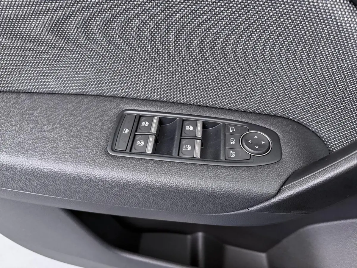 1.8 HEV First Edition | €3.000 Korting | Google Built-in NAVI | Around View Monitor | Elektrische achterklep met hands-free functie | 19-Inch lichtmetalen velgen | Verwarmbare voorstoelen 