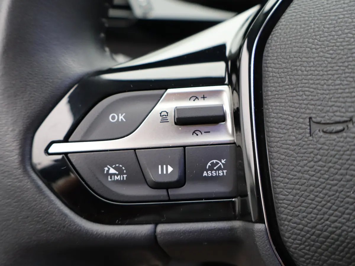 Allure EV 54 kWh | SOH 93% | Stoelverwarming | Stuurverwarming | Navigatie | Verwamde Voorruit | Camera | Parkeersensoren Voor en Achter | 18" Lichtmetalen Velgen | Keyless