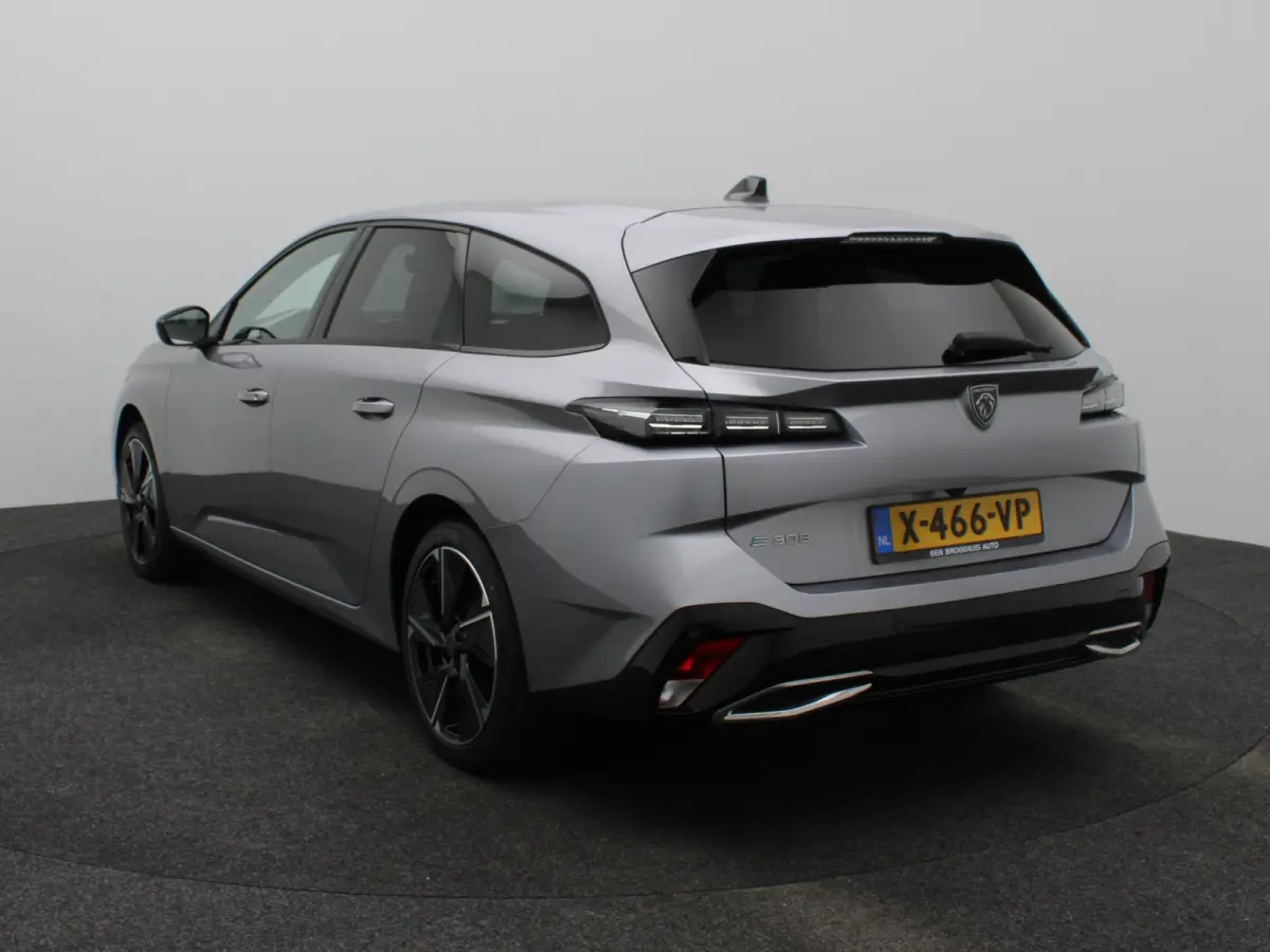 Allure EV 54 kWh | SOH 93% | Stoelverwarming | Stuurverwarming | Navigatie | Verwamde Voorruit | Camera | Parkeersensoren Voor en Achter | 18" Lichtmetalen Velgen | Keyless